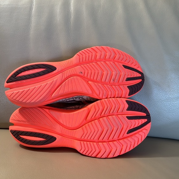 Saucony running shoes. - Picture 3 of 5